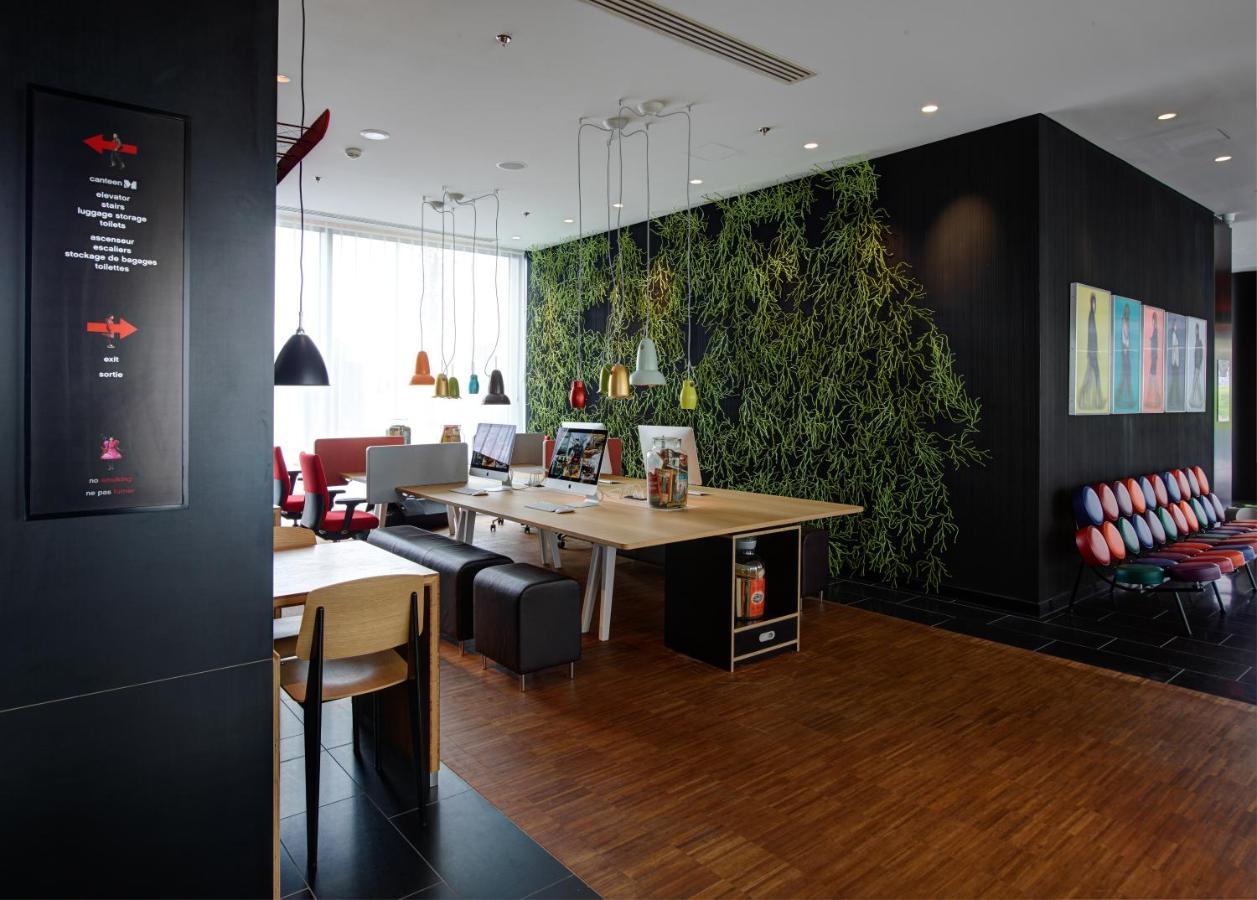 Hotel Citizenm Paris Charles De Gaulle Airport Le Mesnil-Amelot Esterno foto Reception desk
