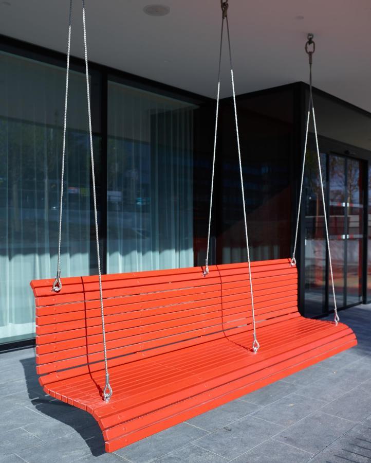 Hotel Citizenm Paris Charles De Gaulle Airport Le Mesnil-Amelot Esterno foto "The swing of the hotel is made of recycled plastic."