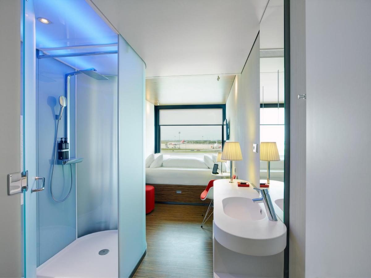 Hotel Citizenm Paris Charles De Gaulle Airport Le Mesnil-Amelot Esterno foto The interior of a room at the airport