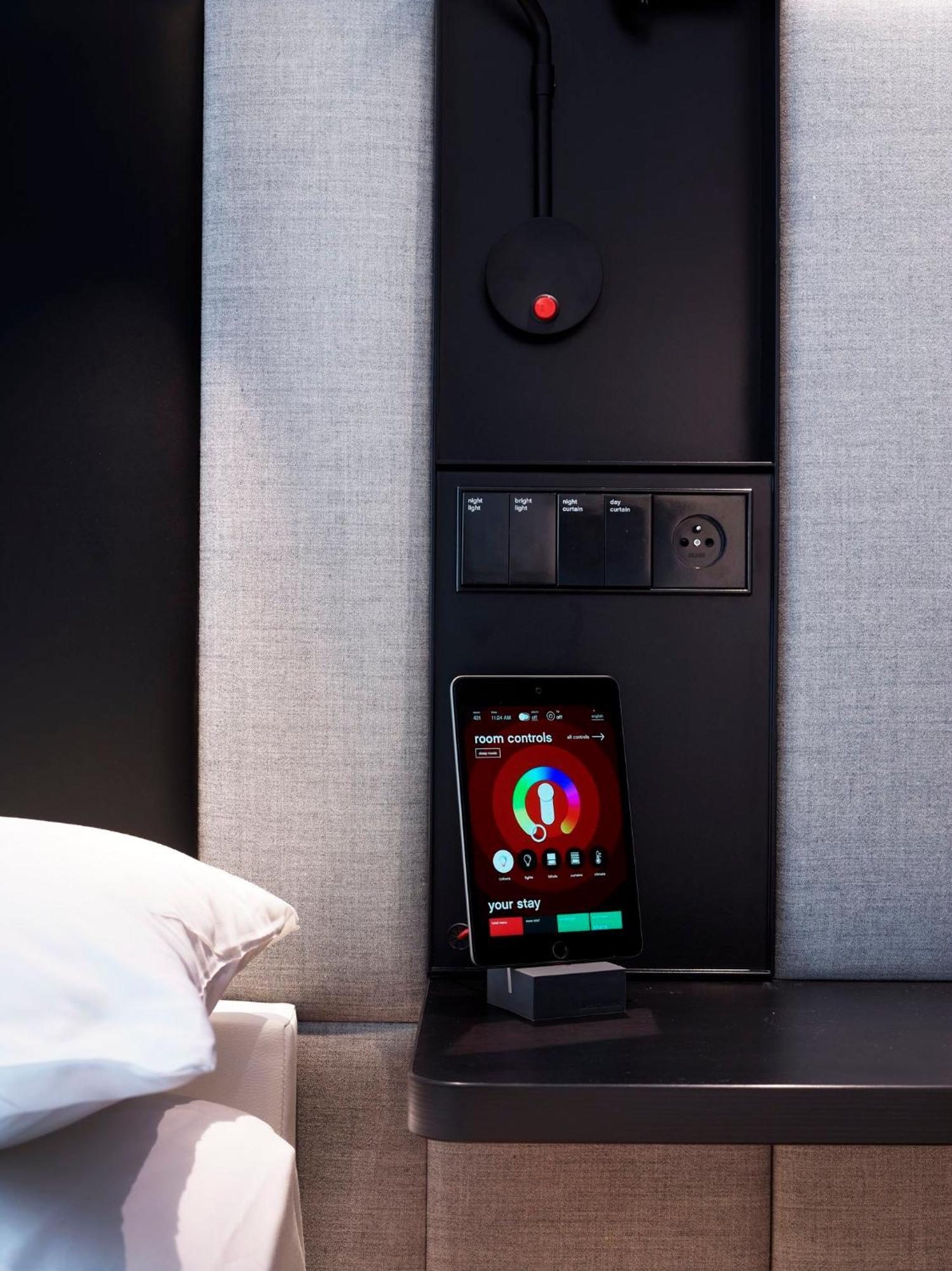 Hotel Citizenm Paris Charles De Gaulle Airport Le Mesnil-Amelot Esterno foto Room controls