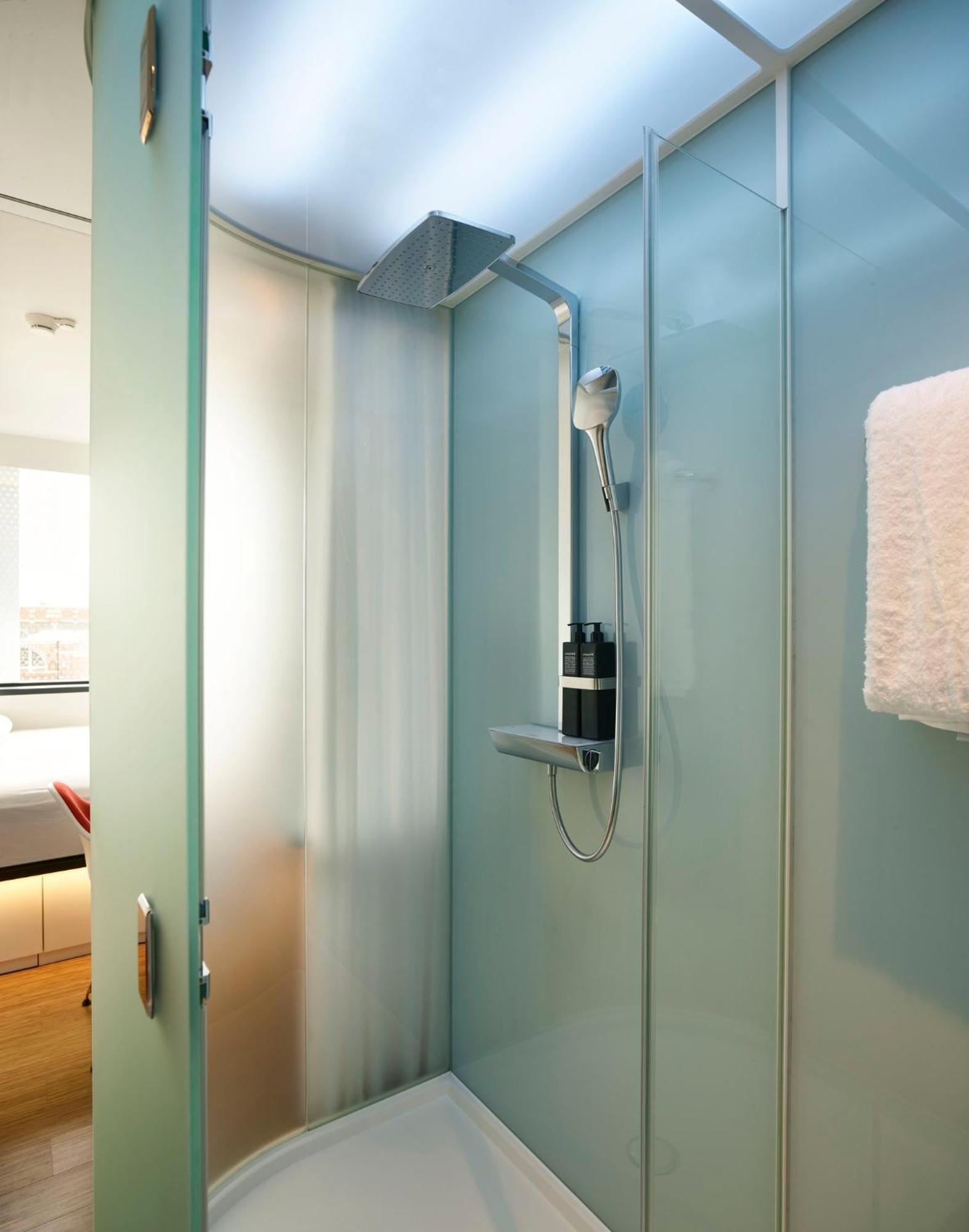 Hotel Citizenm Paris Charles De Gaulle Airport Le Mesnil-Amelot Esterno foto Shower cabin