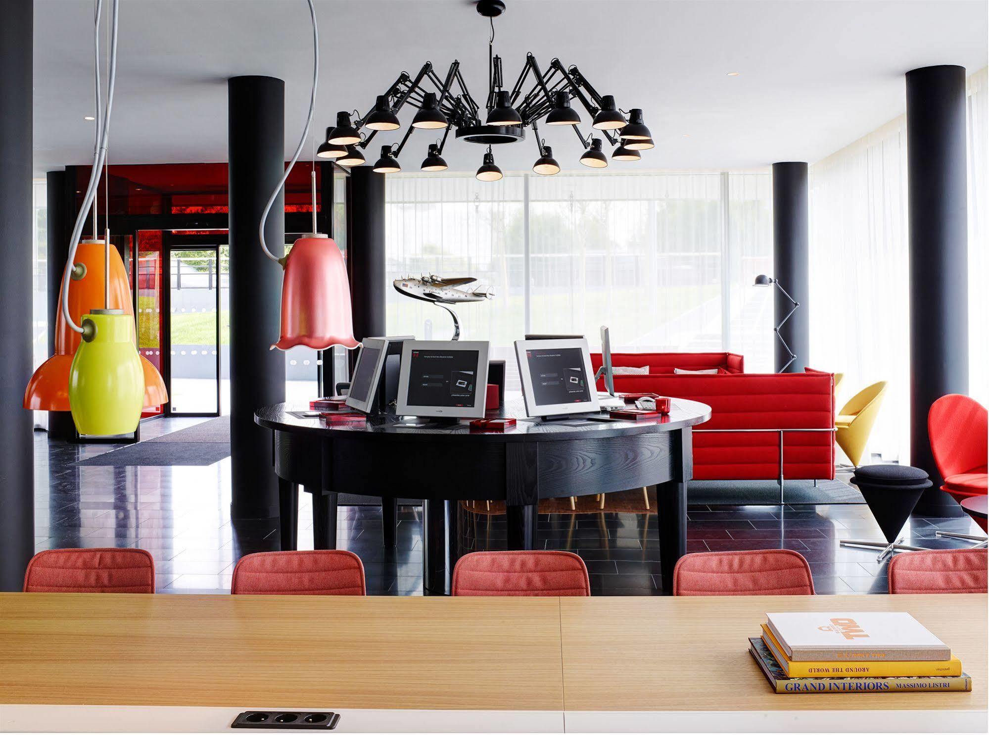 Hotel Citizenm Paris Charles De Gaulle Airport Le Mesnil-Amelot Esterno foto Reception desk