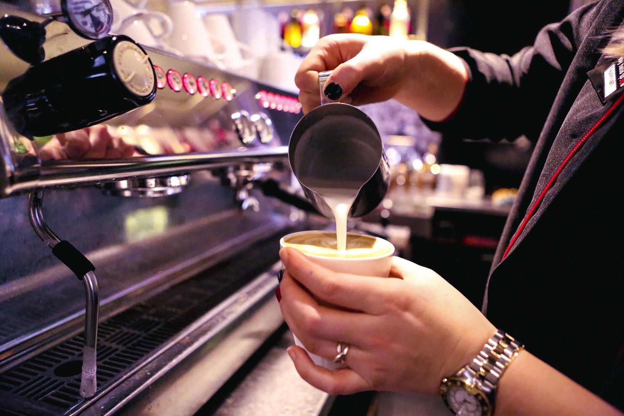 Hotel Citizenm Paris Charles De Gaulle Airport Le Mesnil-Amelot Esterno foto A barista pours milk into a coffee