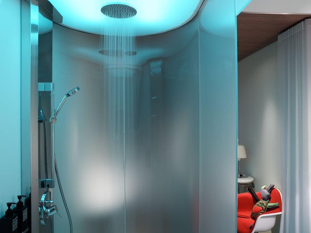 Hotel Citizenm Paris Charles De Gaulle Airport Le Mesnil-Amelot Esterno foto Shower