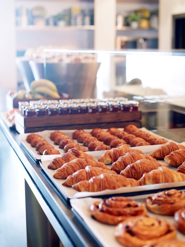 Hotel Citizenm Paris Charles De Gaulle Airport Le Mesnil-Amelot Esterno foto Croissants are a type of pastry.